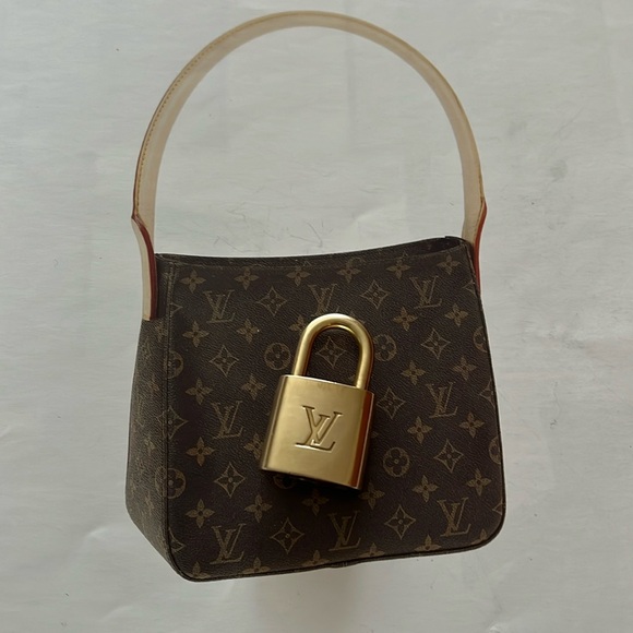• Sold• Louis Vuitton Lock #303 (No key, comes with necklace) - Picture 6 of 10